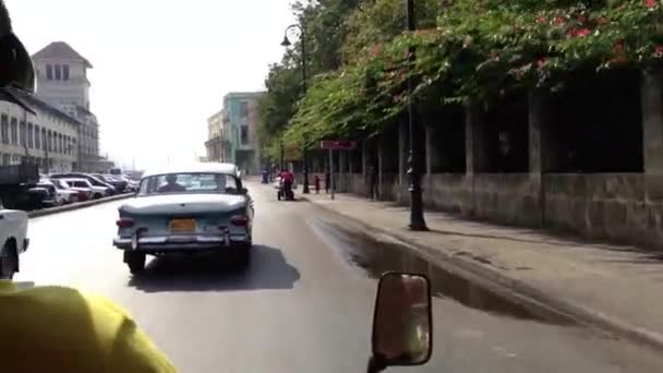 乘坐摩托车出租车穿越古巴哈瓦那 — 图库视频影像