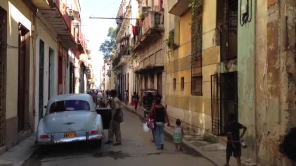 Люди Які Ходять Вулицями Гавани Куба — стокове відео