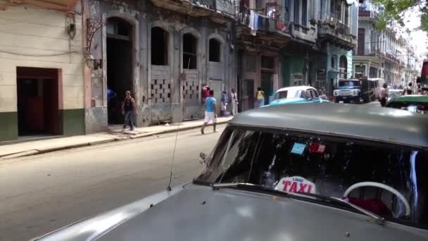 在古巴哈瓦那开车经过的经典蓝色轿车 — 图库视频影像