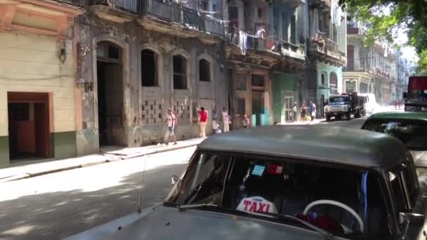 Havana Küba Bisiklet Taksisi Sürüyor — Stok video