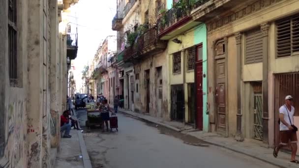 驾车通过古巴哈瓦那的自行车出租车 — 图库视频影像