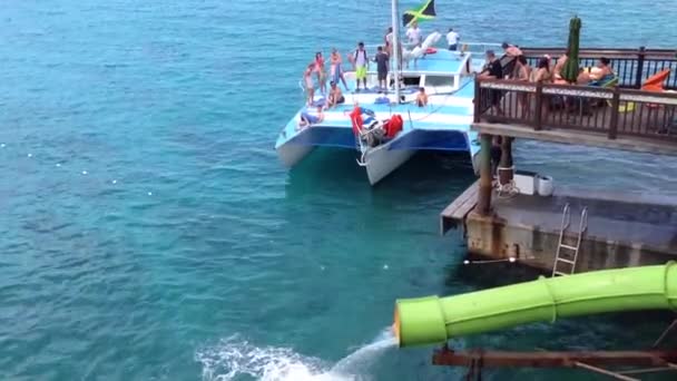 マルガリタヴィル モンテゴ湾でのウォータースライドと帆船 Jamaica — ストック動画
