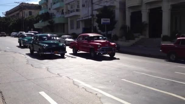 Pfanne Aus Grünen Oldtimern Havanna Kuba — Stockvideo