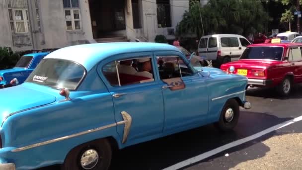 古巴哈瓦那的经典旧车交通 — 图库视频影像