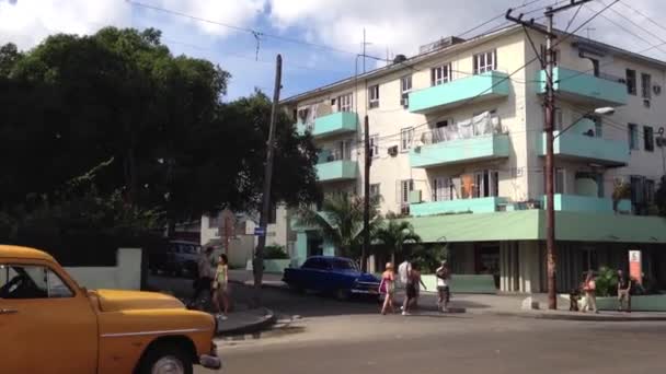 Gula Röda Och Blå Klassiska Bilar Passerar Havanna Kuba — Stockvideo