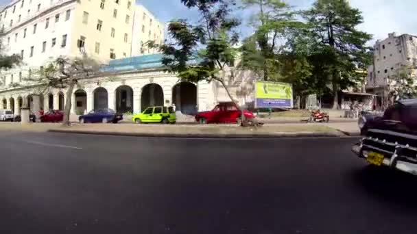 古巴哈瓦那街上的红色经典汽车 — 图库视频影像