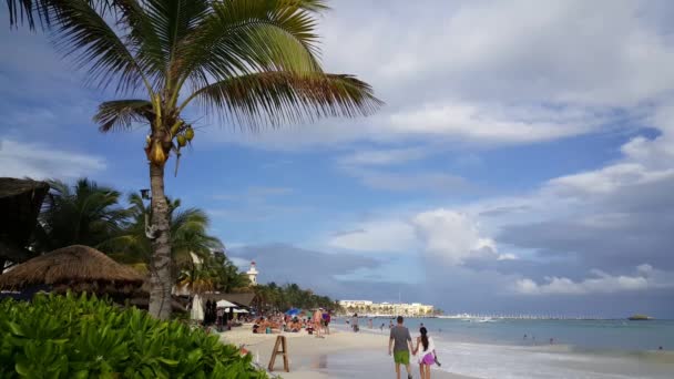 Casal Caminha Mãos Dadas Praia Playa Del Carmen Yucatan México — Vídeo de Stock