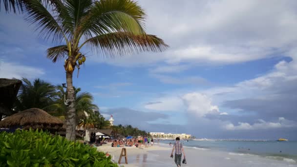 Han Går Alene Stranden Playa Del Carmen Yucatan Mexico – stockvideo