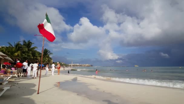 墨西哥普莱亚德尔卡门尤卡坦海滩上的墨西哥国旗和人们 — 图库视频影像