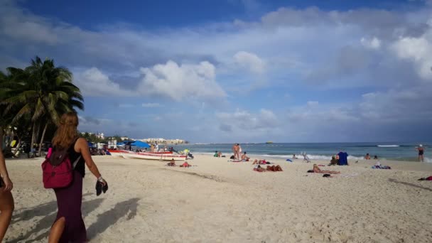 Namoradas Grupo Caminhando Para Praia Playa Del Carmen Yucatan México — Vídeo de Stock