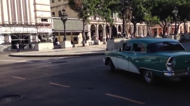 古巴哈瓦那市中心的经典汽车 — 图库视频影像