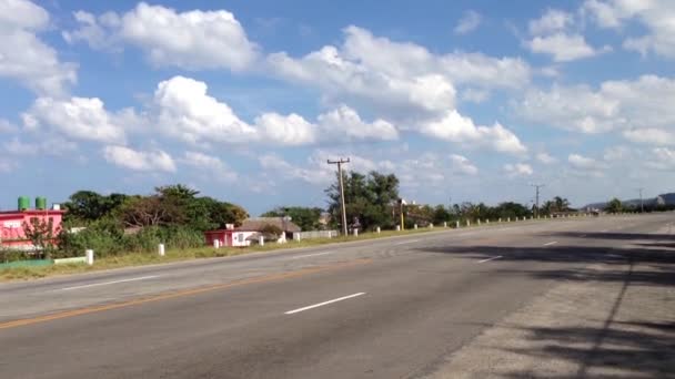 Oldtimer Auf Der Autobahn Kuba — Stockvideo