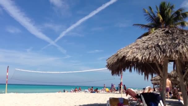 Sonnenschirm Strand Von Varadero Kuba — Stockvideo