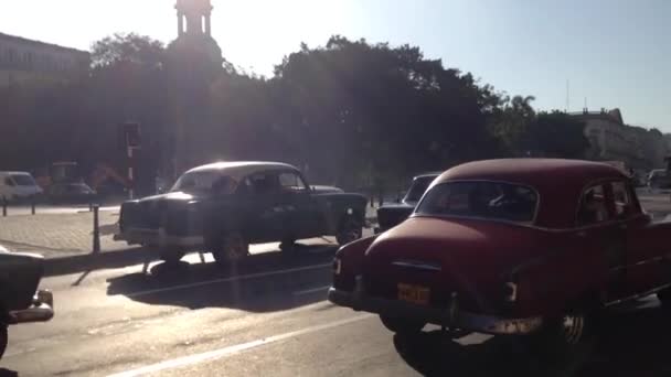 Şehir Merkezindeki Klasik Arabalar Havana Küba — Stok video