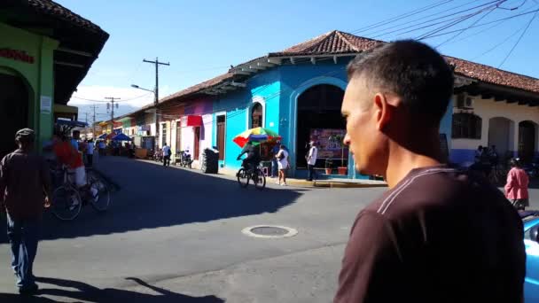Granada Nikaragua Insanların Trafiğin Renkli Evlerin Olduğu Sokak Sahnesi — Stok video