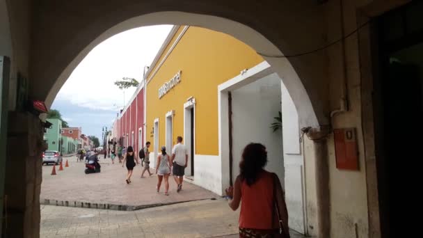 Menschen Auf Den Straßen Von Valladolid Yucatan Mexiko — Stockvideo