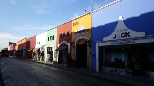 Автобус Красочной Улице Мерида Юкатан Мексика — стоковое видео