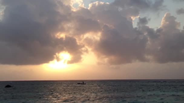 Pôr Sol Com Pequeno Barco Nas Ilhas San Blas Panamá — Vídeo de Stock