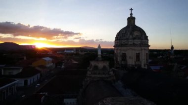 Granada Nikaragua 'daki Iglesia La Merced' den gün batımı manzarası