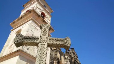Granada Nikaragua 'daki Iglesia La Merced' in girişine doğru yürüyorum.
