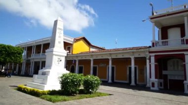 Granada Nikaragua 'daki Central Park' ın etrafında dolaşıyorum.