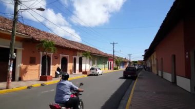 Granada Nikaragua sokaklarında renkli evlerle yürüyorum.