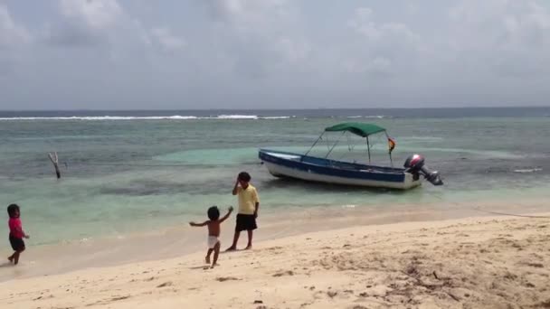 Barn Som Leker San Blas Öarna Panama — Stockvideo