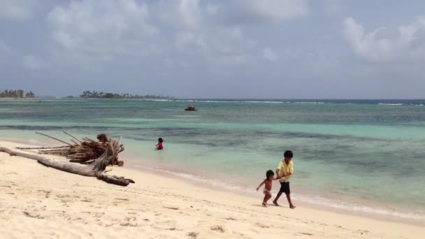 Barn Som Springer Över Stranden San Blas Öarna Panama — Stockvideo