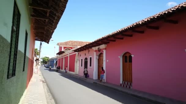 Spacerując Ulicami Granady Nikaragui Kolorowymi Domami — Wideo stockowe