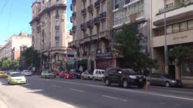 La Mundial 'ın önündeki trafik, Cordoba' daki dünyanın en dar binası.