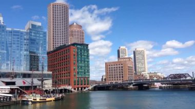 Ufuk çizgisi olan Boston Çay Partisi Gemileri ve Müzesi