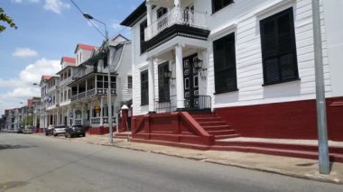 Paramaribo Suriname 'de tarihi evleri olan cadde
