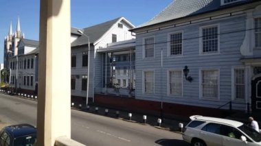Paramaribo Suriname 'deki Aziz Peter ve Paul Katedrali önünde trafik