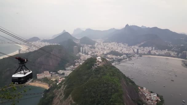 离开巴西里约热内卢Sugarloaf山山顶的缆车 — 图库视频影像