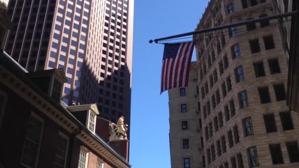 アメリカ合衆国マサチューセッツ州ボストン中心街の旗 — ストック動画