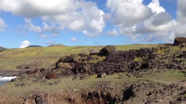 イースター島の海に落ちたモアイからパン ラパヌイ — ストック動画