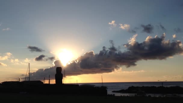 ラパヌイ島イースター島のモアイ島の夕日 — ストック動画