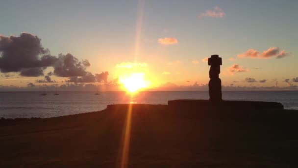 拉帕努伊岛复活节岛Hanga Roa的Moai日落 — 图库视频影像