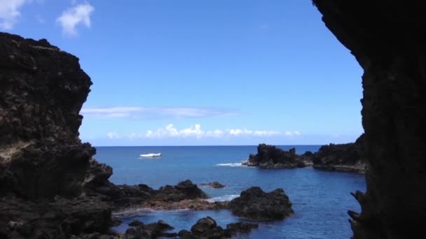 Caverna Ana Kai Tangata Ilha Páscoa Rapa Nui — Vídeo de Stock