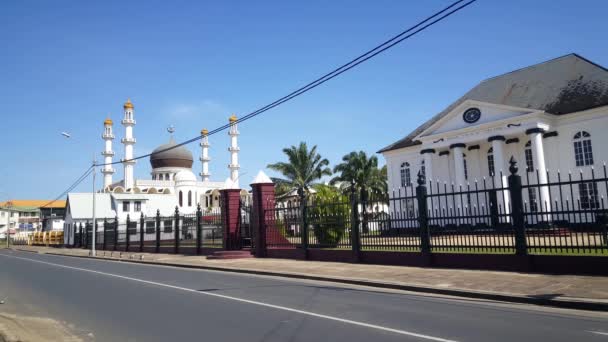 パラマリボ スリナムのモスク カイザー通りと隣接するネヴェ シャローム シナゴーグ — ストック動画