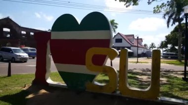 Surinam 'ı seviyorum tabelasından fırlayan tava Paramaribo Suriname şehir merkezinde