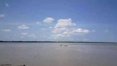Nieuw Amsterdam Suriname 'deki Suriname Nehri' nde küçük bir tekne.