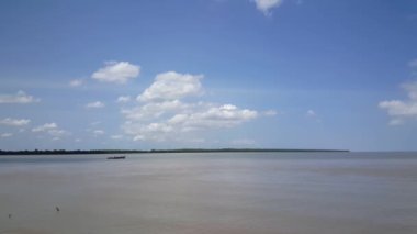 Nieuw Amsterdam Suriname 'deki Suriname Nehri' nde küçük bir tekne.