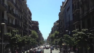 Barselona İspanya 'dan bir gezi otobüsüyle geçiyor.