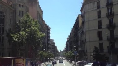 Barselona İspanya 'dan bir gezi otobüsüyle geçiyor.