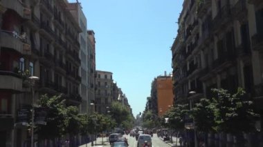 Barselona İspanya 'dan bir gezi otobüsüyle geçiyor.