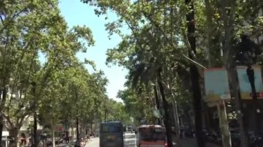 Barselona İspanya 'dan bir gezi otobüsüyle geçiyor.