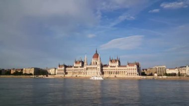 Macaristan Parlamento Binası (Budapeşte Parlamentosu), yolcu gemilerinin geçişi ile