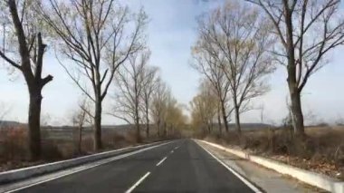 Bulgaristan 'da sonbaharda boş bir yolda araba sürmek
