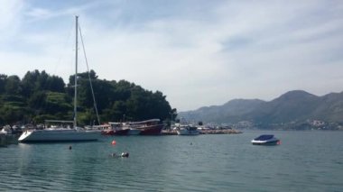 Cavtat Hırvatistan 'daki limanda tekneler